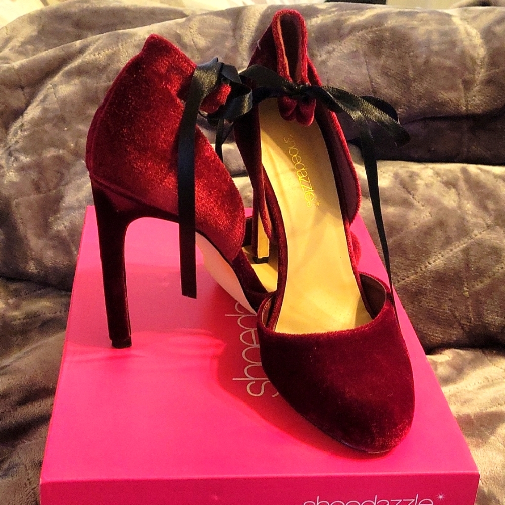 Velvet pumps